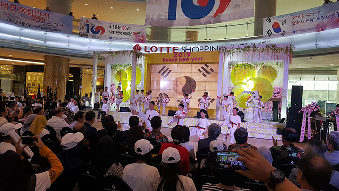  
A Taekwondo performance by Korean students in Jakarta is held on March 3 at Lotte Shopping Avenue in Jakarta. 
